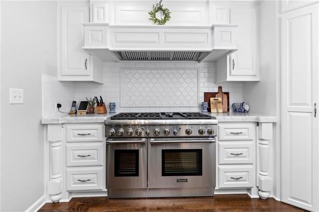 Pembroke Ln, Leawood, KS 66209