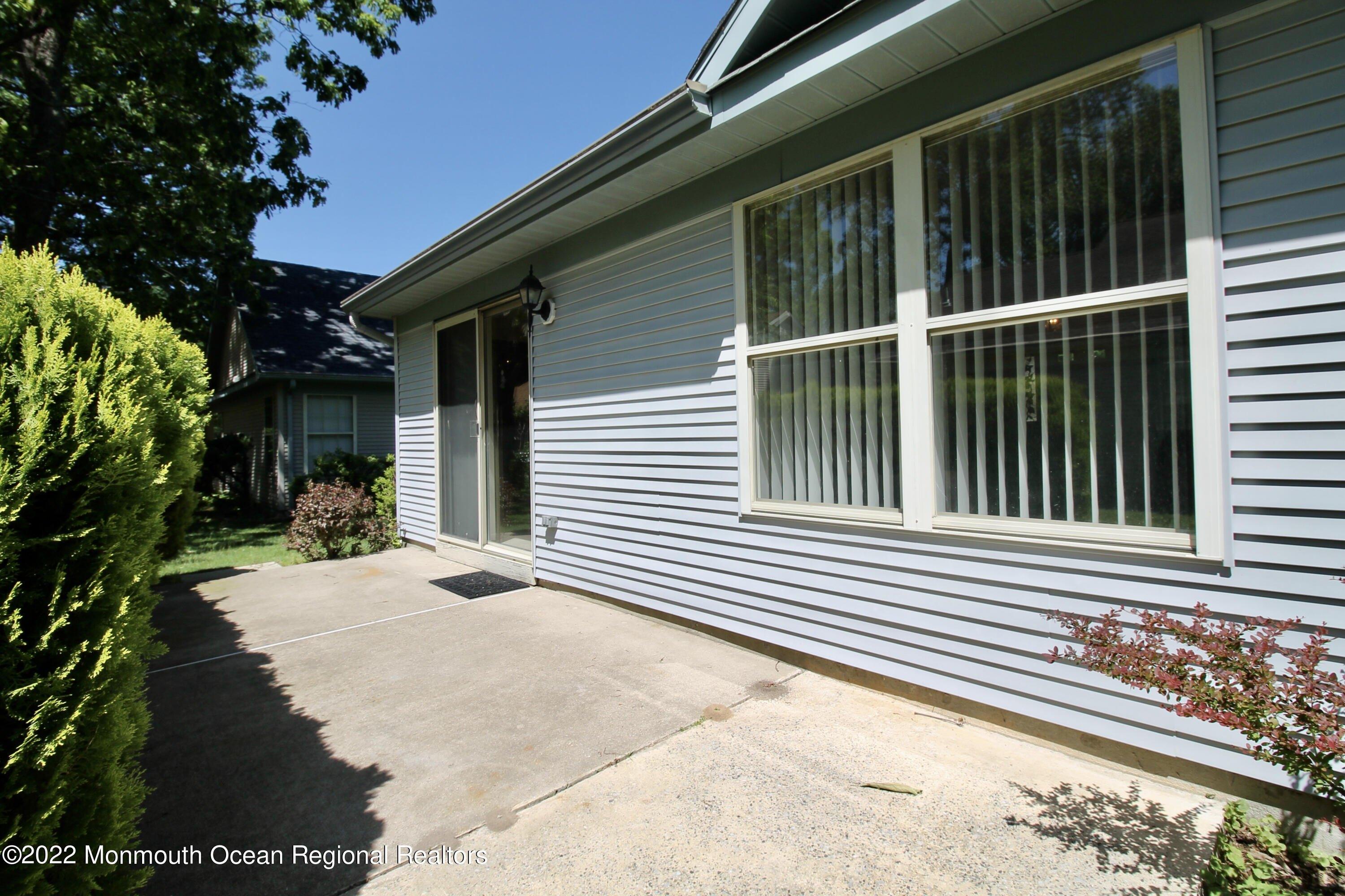 Petunia Ln N, Whiting, NJ 08759