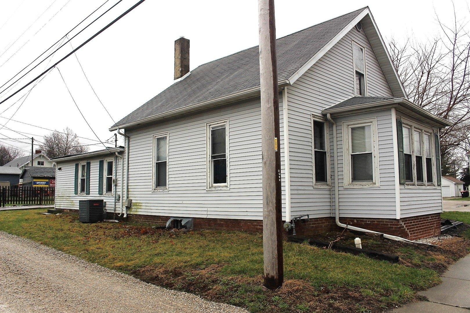 S Grant St, Clinton, IL 61727