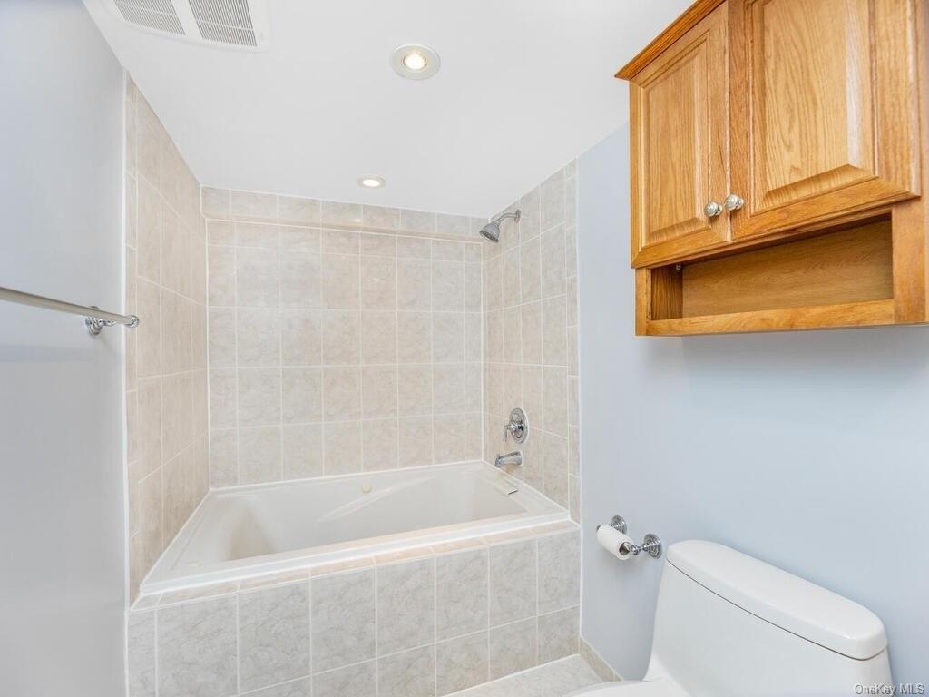 Beachfront Ln, New Rochelle, NY 10805