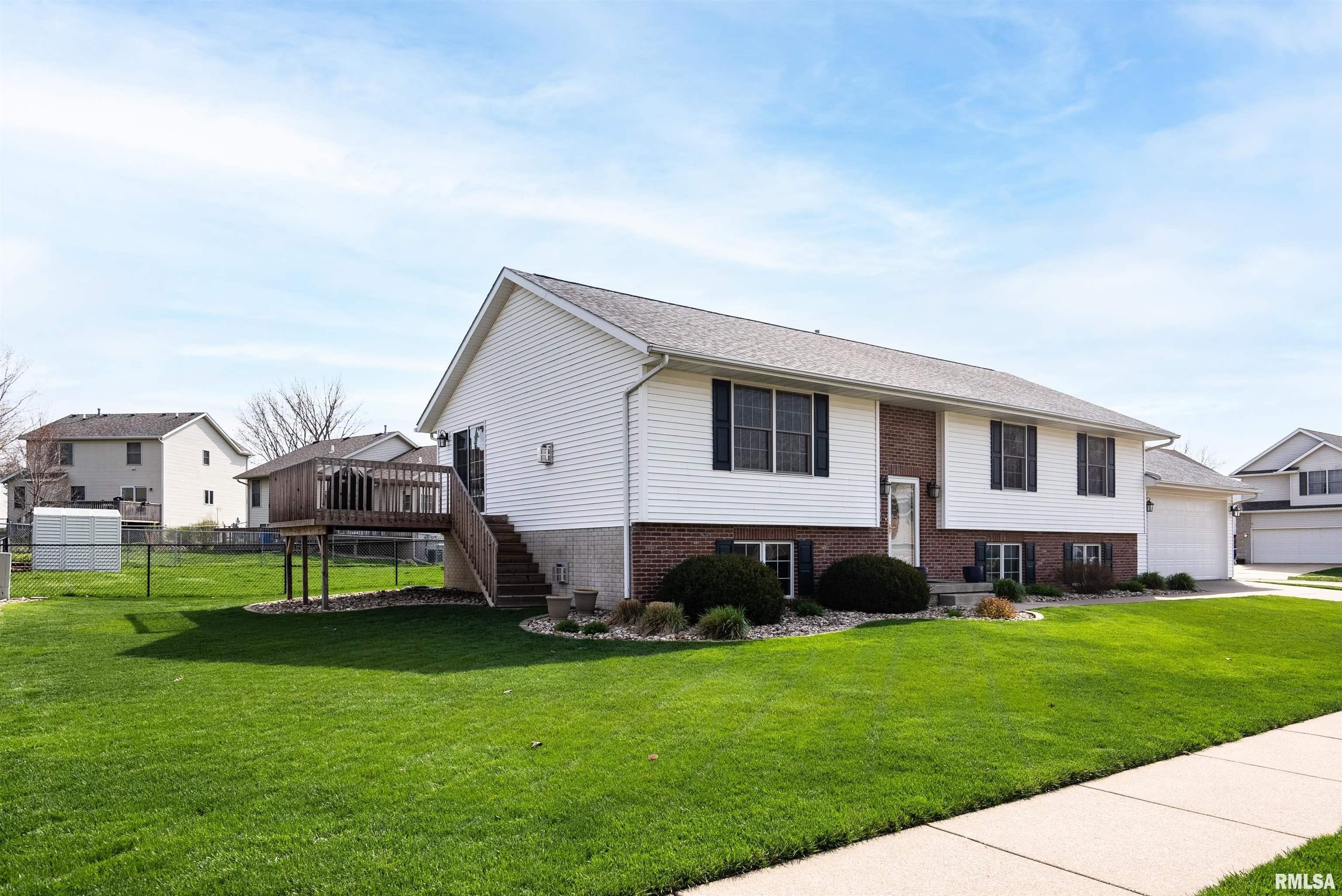 Silvercreek Dr, Davenport, IA 52806