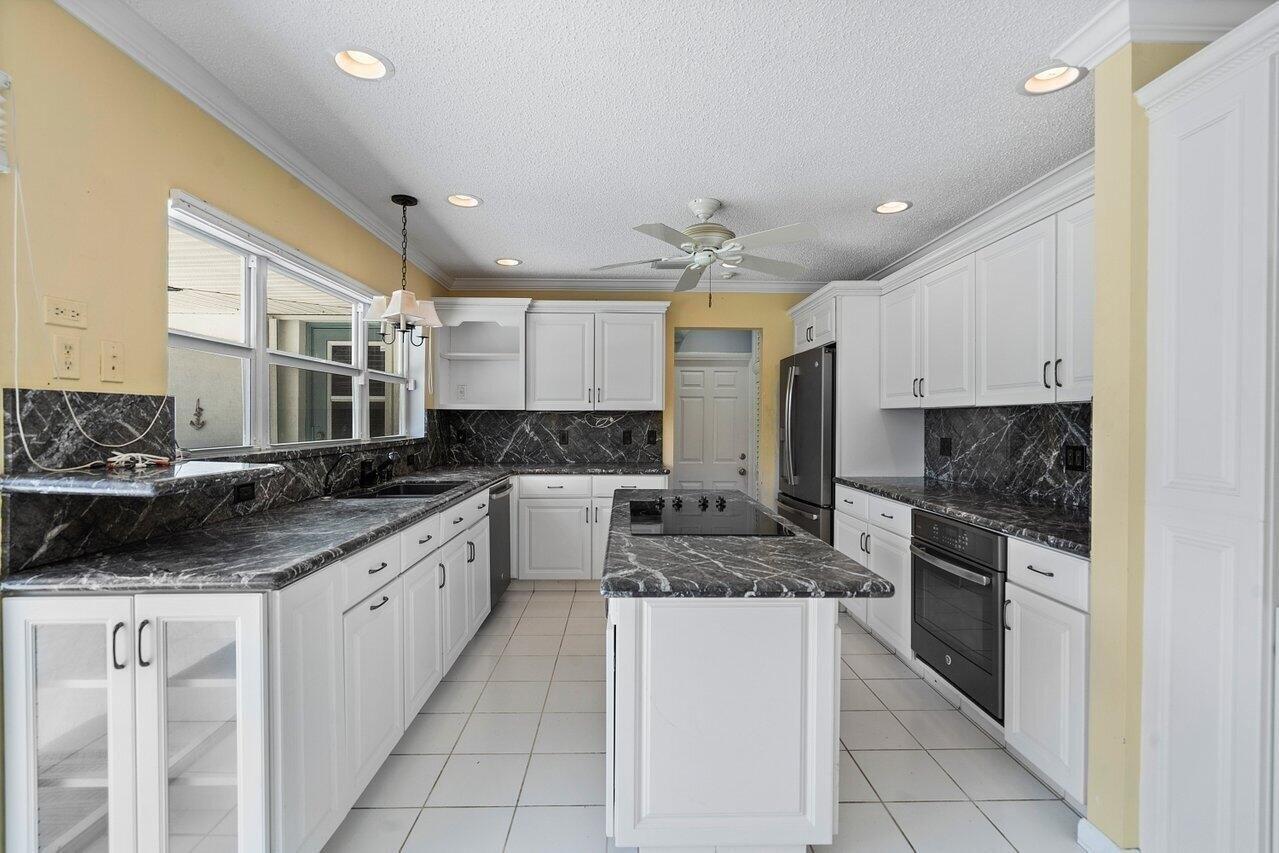 Dolphin Rd, Riviera Beach, FL 33404