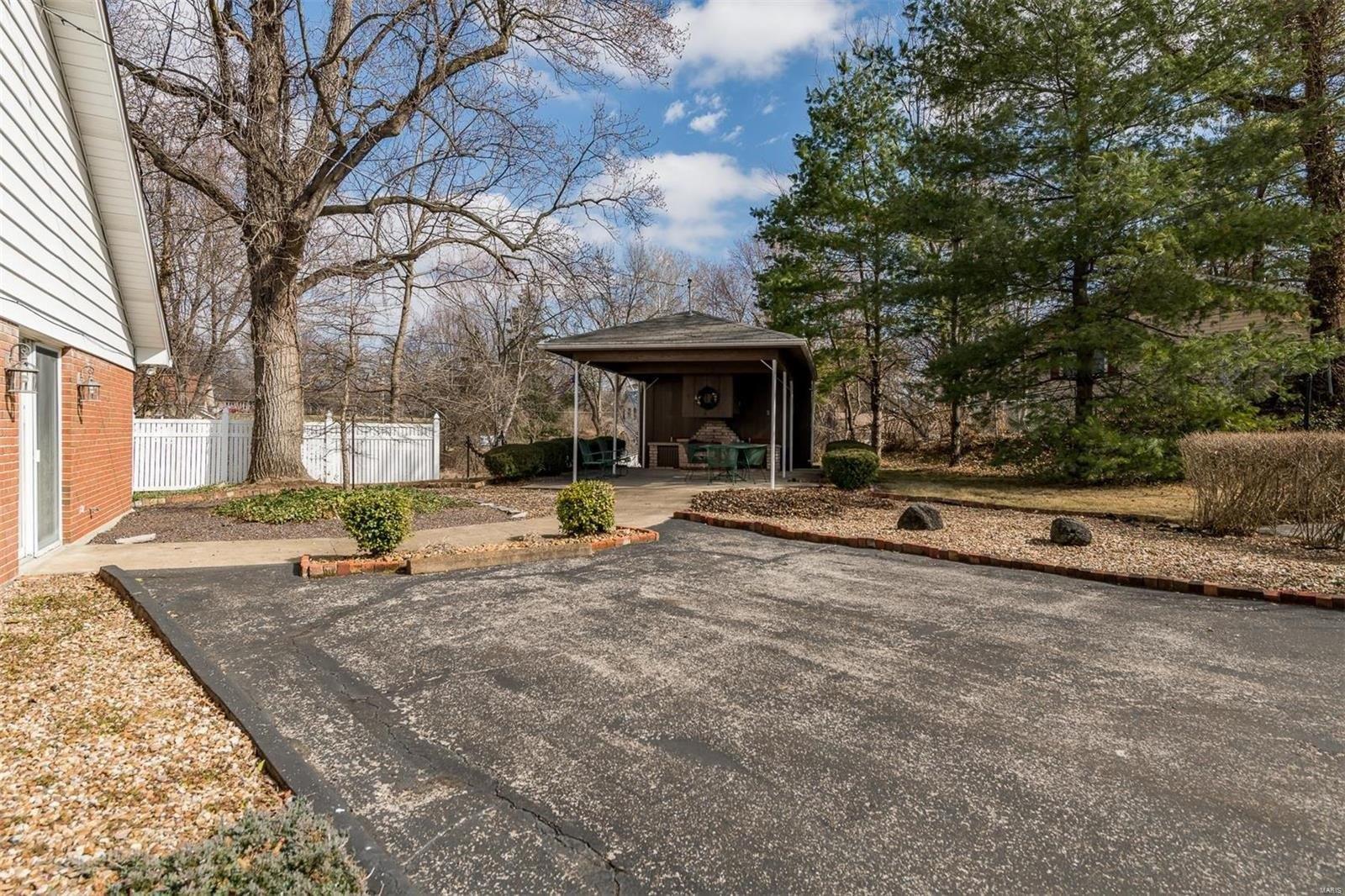 Hawthorn Ave, Saint Charles, MO 63301