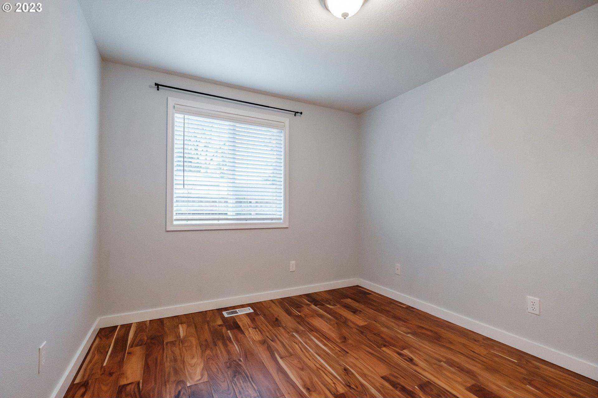 E Lilly Ct, Newberg, OR 97132