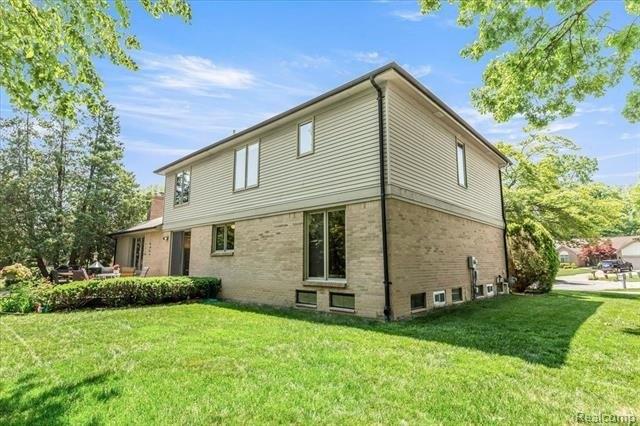 Eric Ct, Farmington Hills, MI 48335