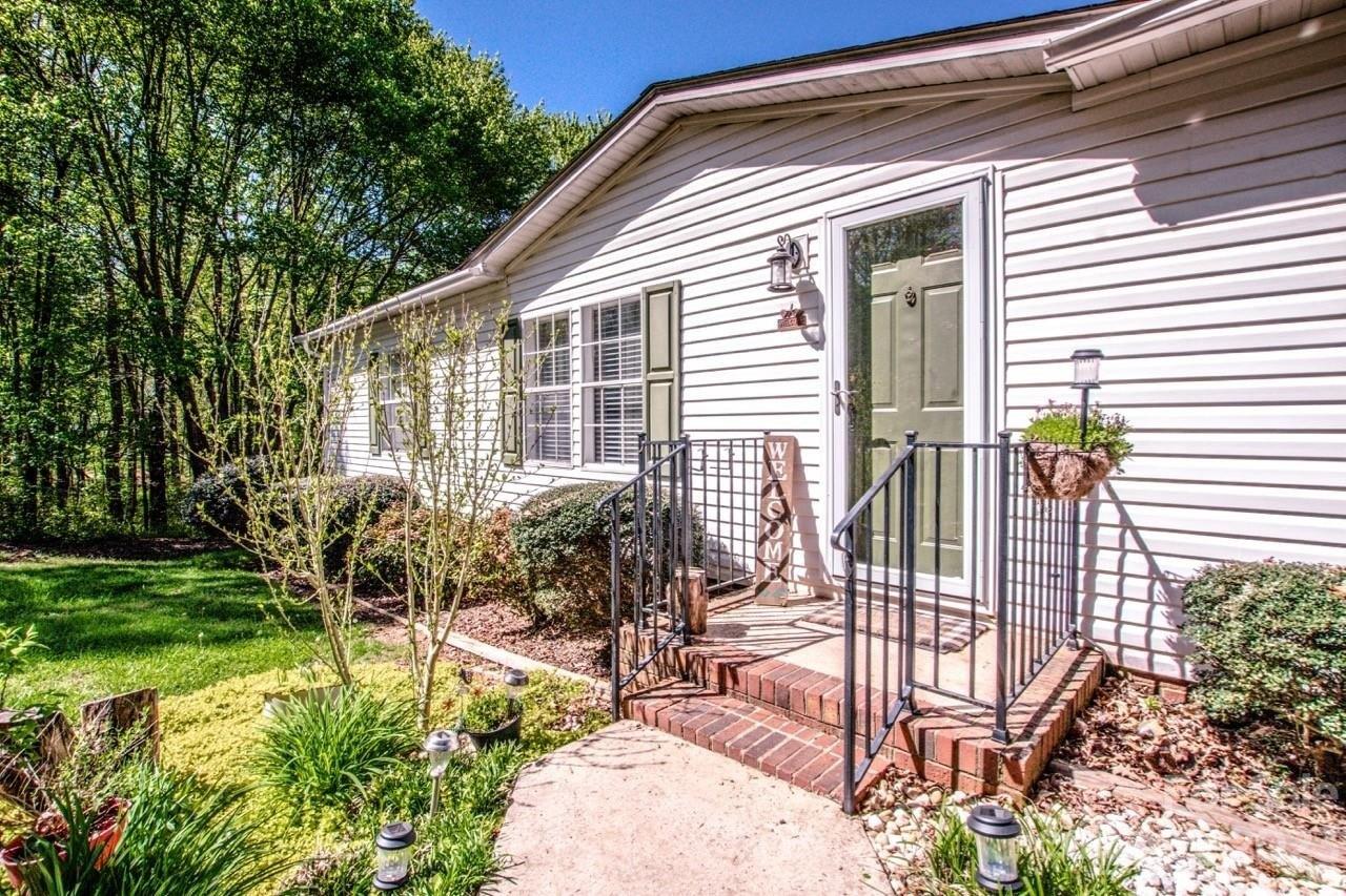 Regatta Ln, Mooresville, NC 28115