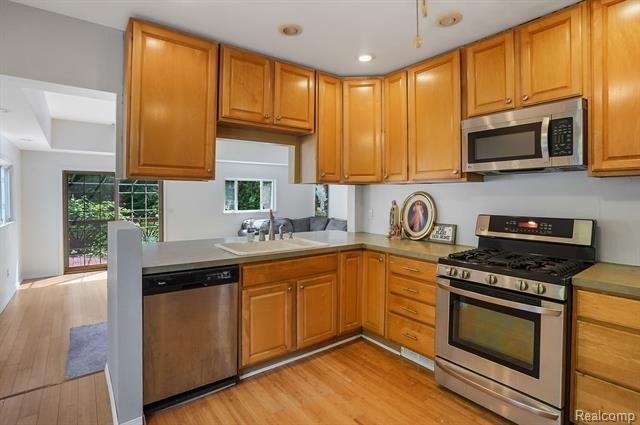 Ridgeway St, Saint Clair Shores, MI 48080