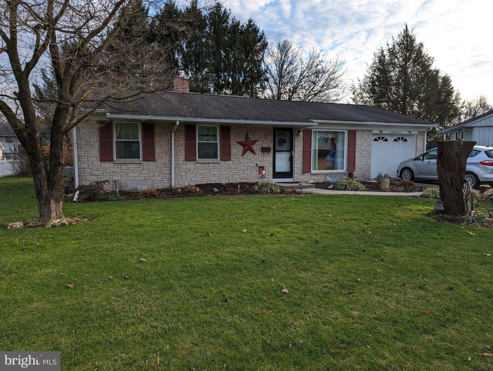 Hemlock St, Palmyra, PA 17078