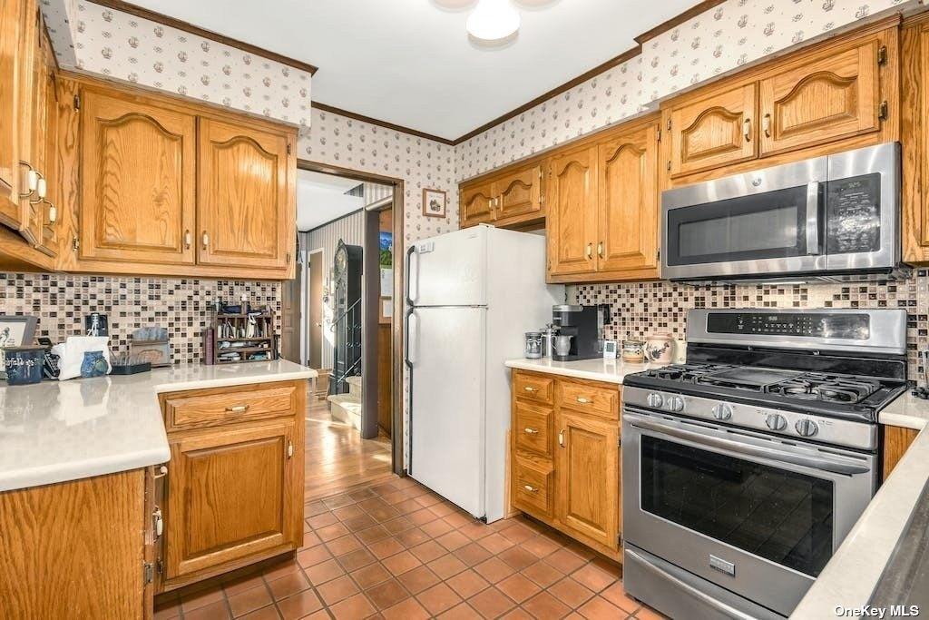 E Walnut St, Islip, NY 11751