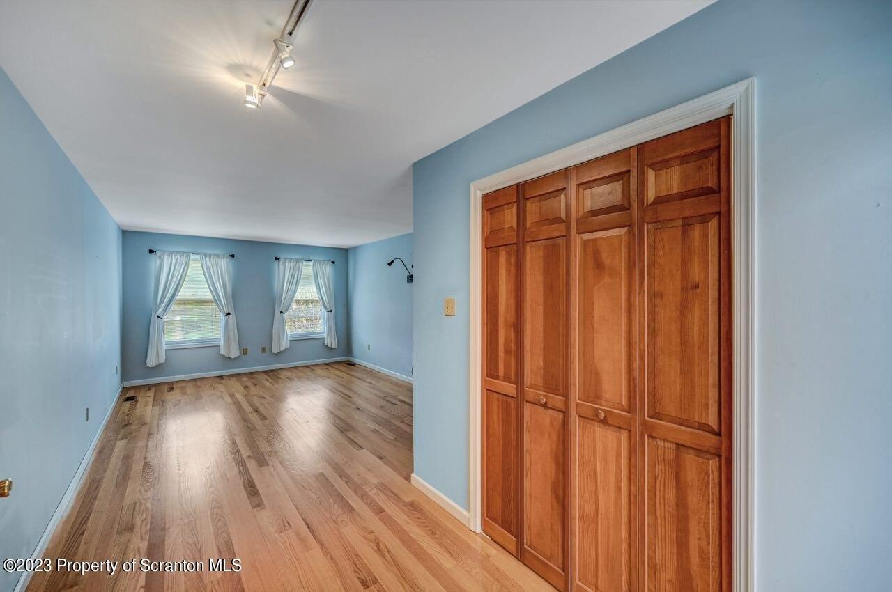 Parkview Rd, Moscow, PA 18444