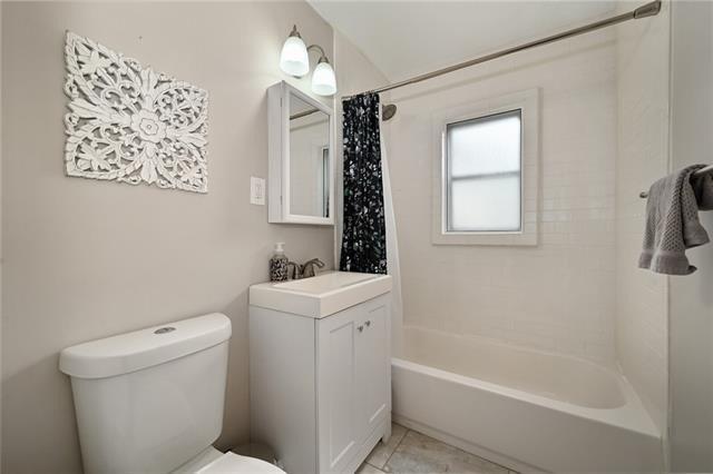 W 71st Ter, Prairie Village, KS 66208
