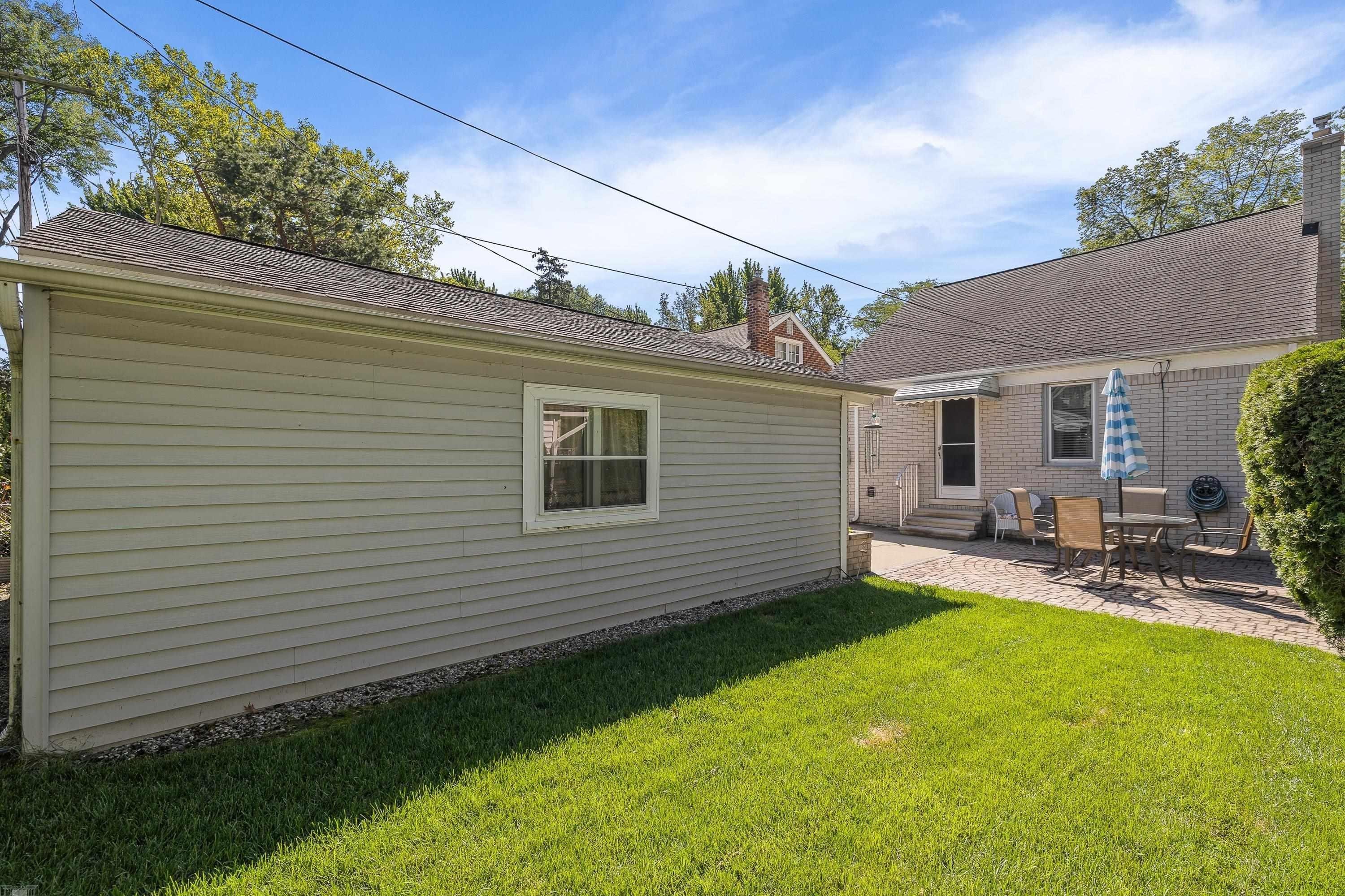 Aline Dr, Grosse Pointe Woods, MI 48236