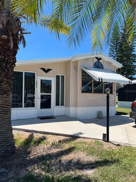 Crown Point Dr, Nokomis, FL 34275