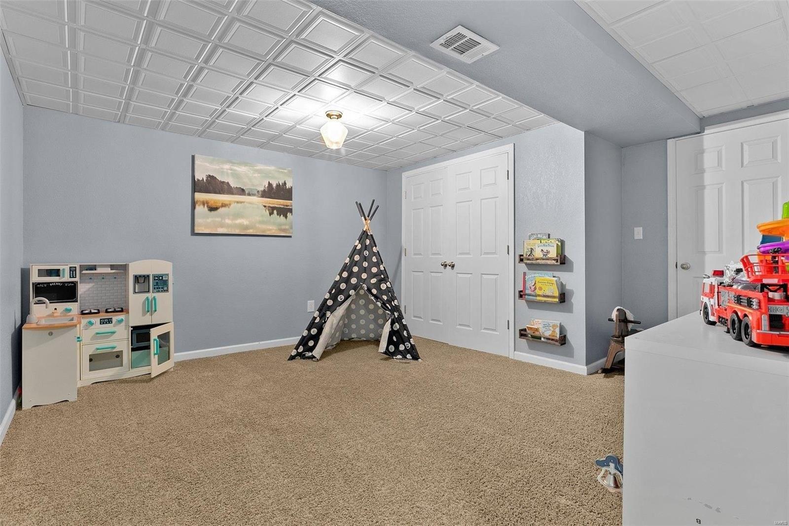N Porte Dr, Highland, IL 62249