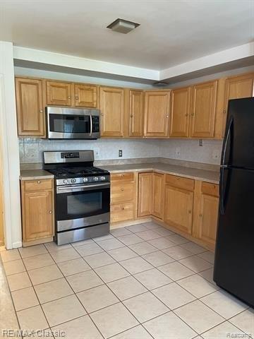 Dolphin St, Dearborn Heights, MI 48127
