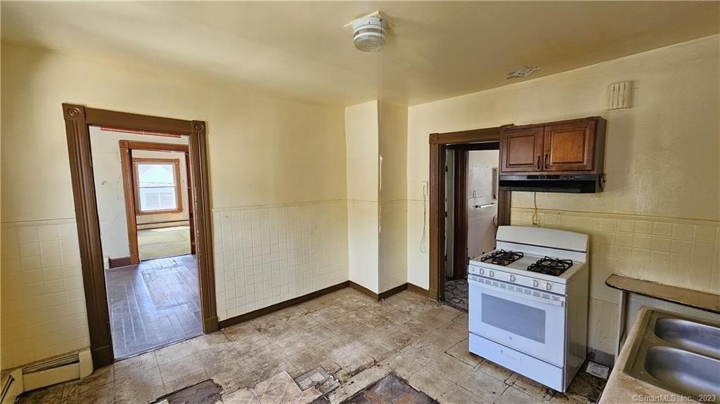 Plaza Ave, Waterbury, CT 06710
