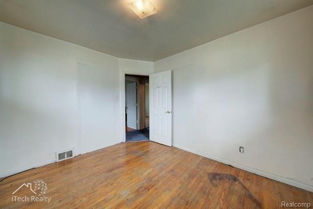 Matthew St, Westland, MI 48186