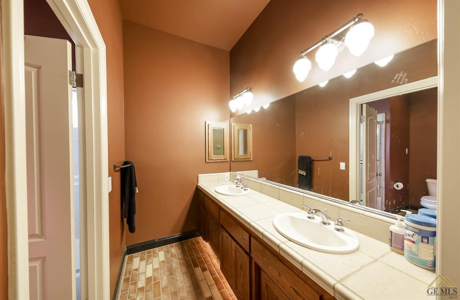 Forest Oaks Ct, Bakersfield, CA 93312