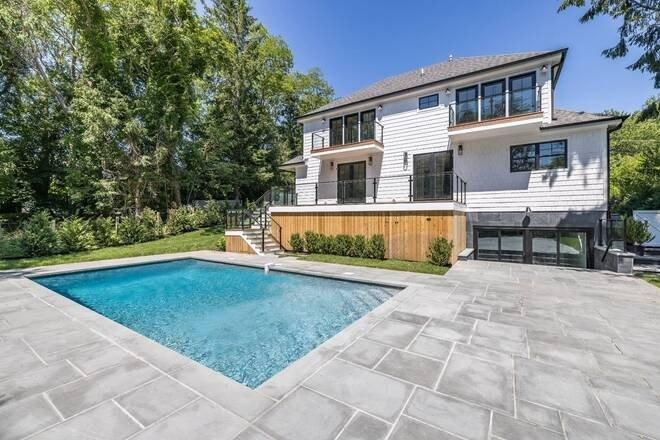 Kings Ln, Southampton, NY 11968