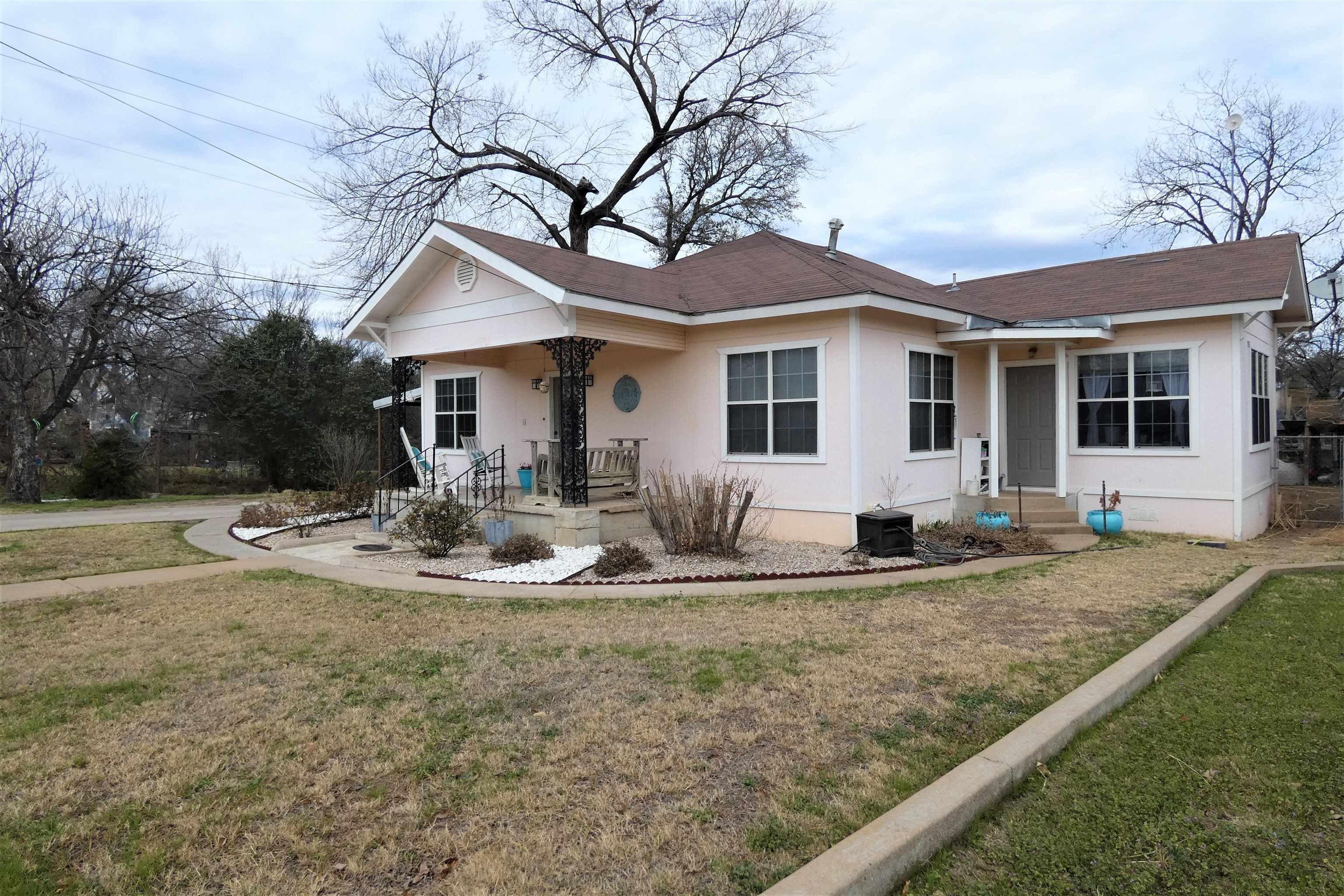 E Sandstone St, Llano, TX 78643