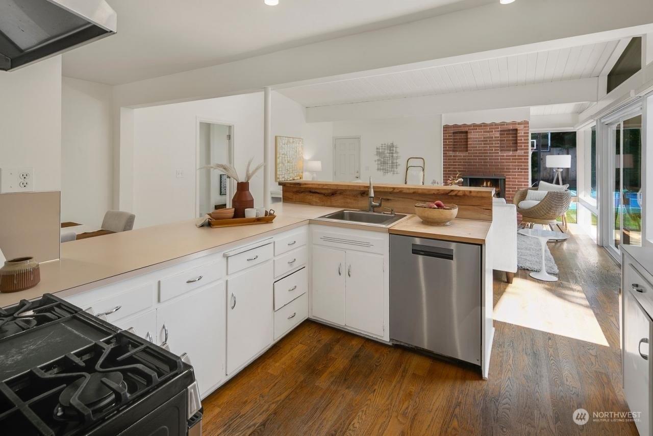 Fairway Dr Ne, Seattle, WA 98115