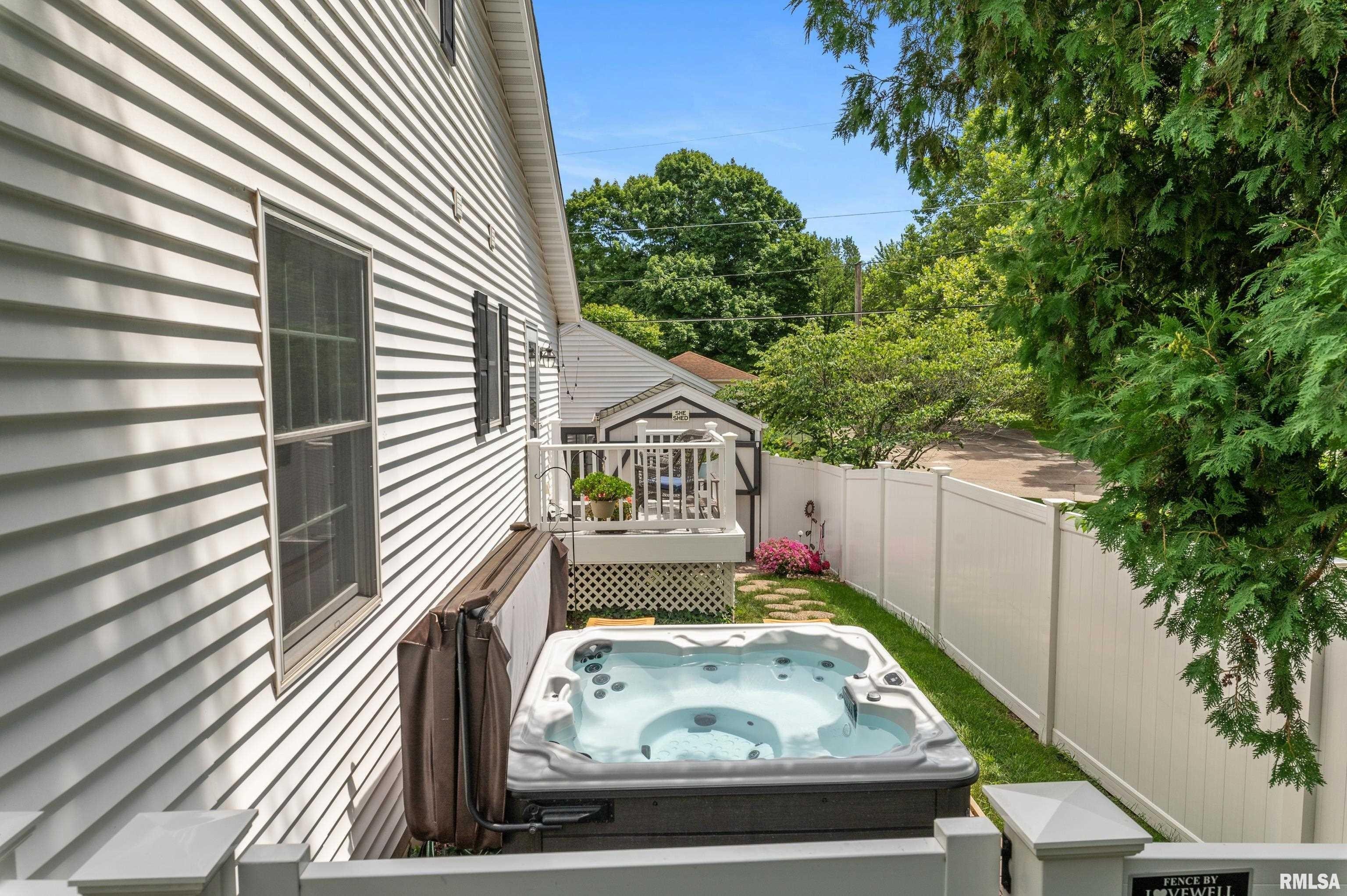 12th St, Moline, IL 61265