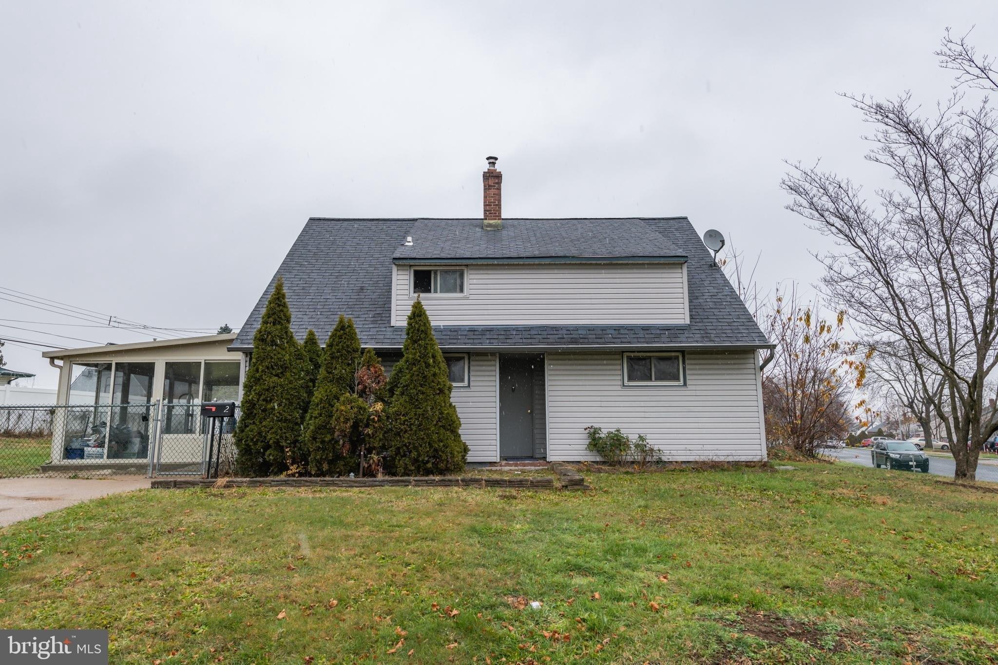 Winding Rd, Levittown, PA 19057