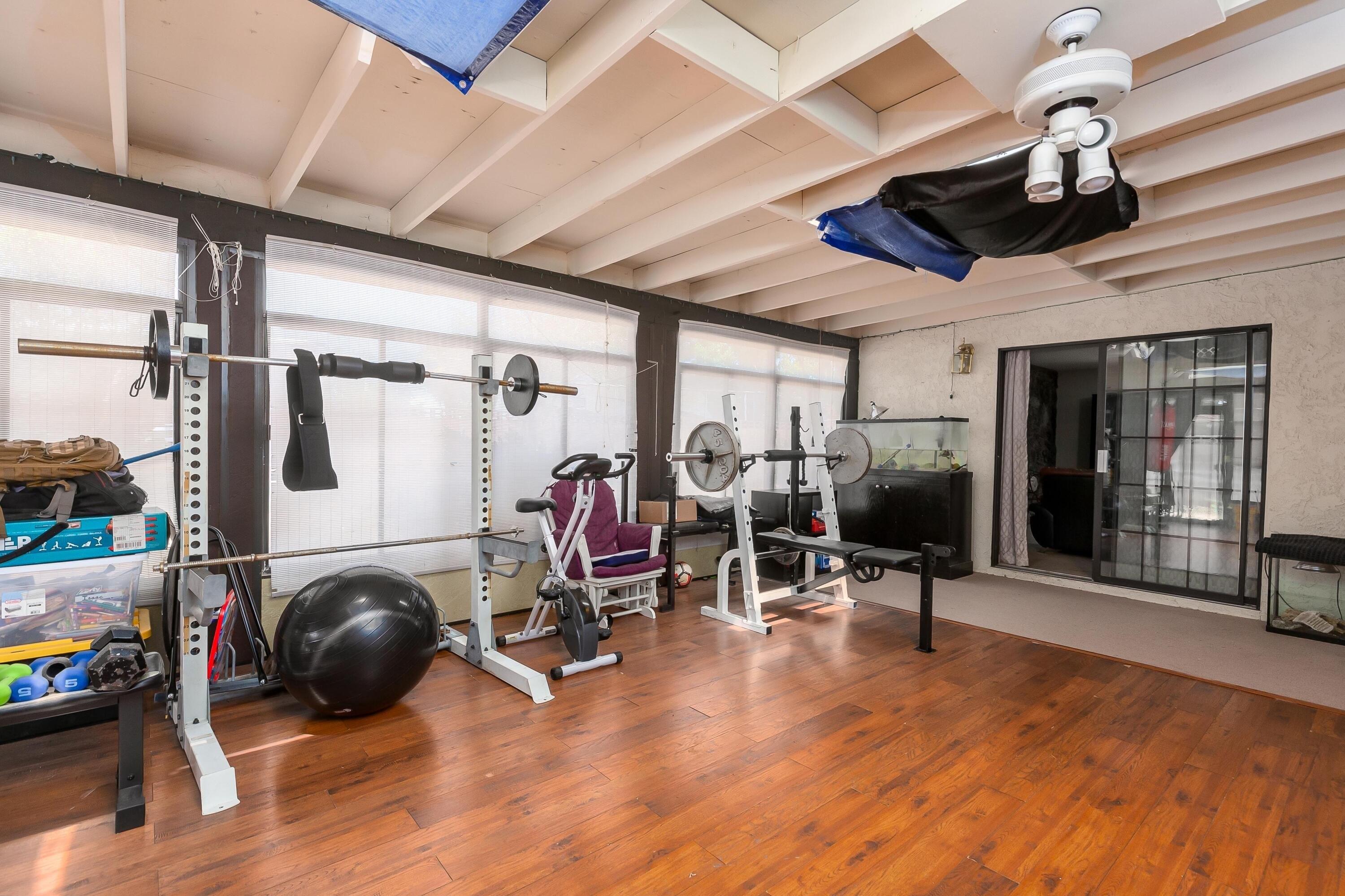 Larwood Dr, Lancaster, CA 93536