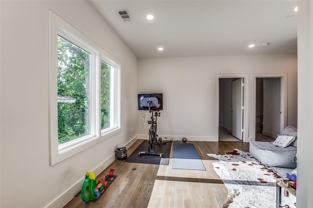 Newmore Ave, Dallas, TX 75209