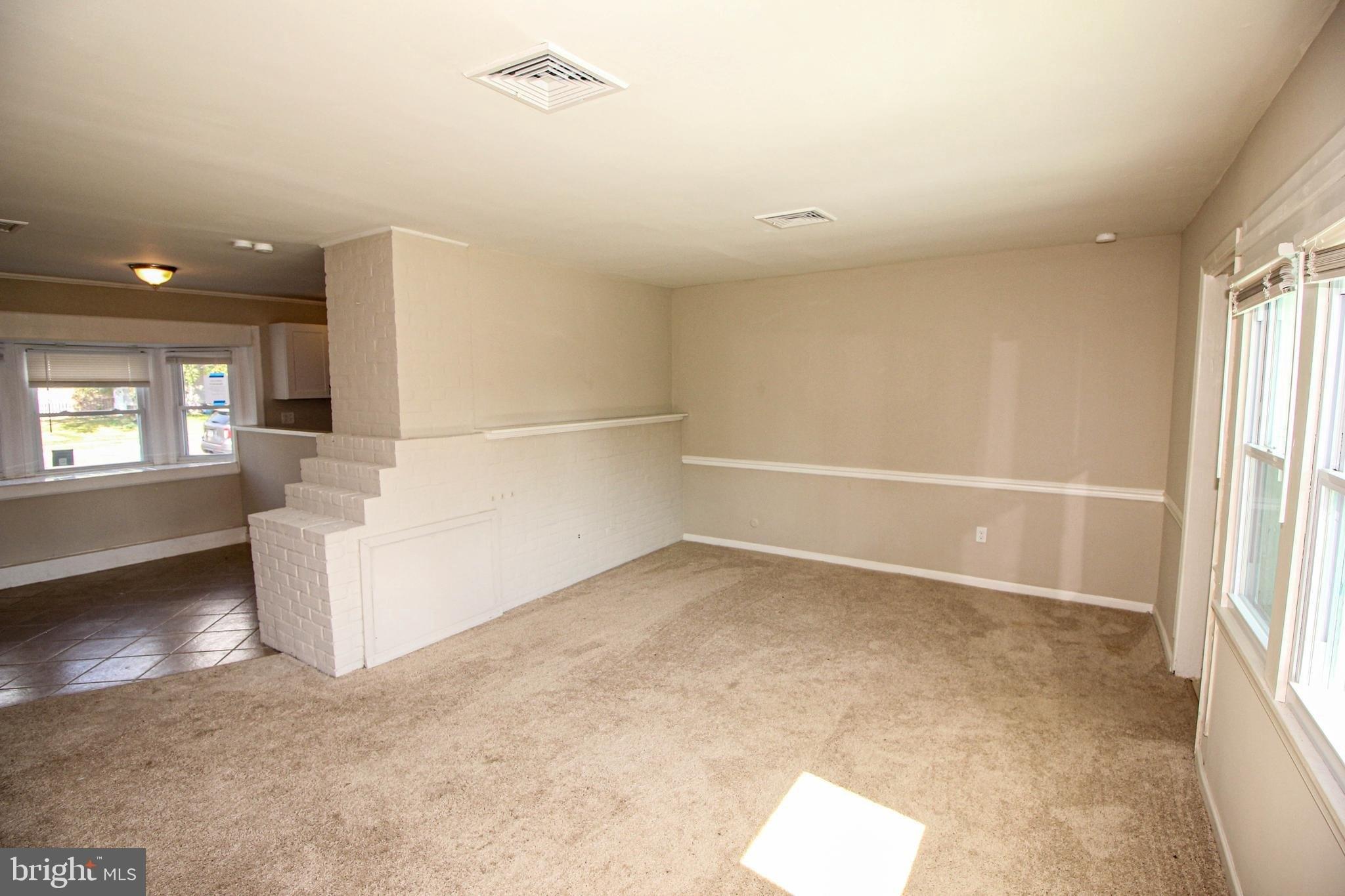 Pinewood Dr, Levittown, PA 19054