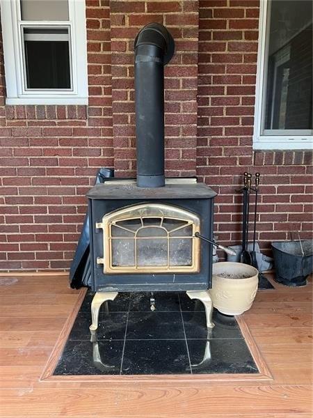 Elaine Dr, Pittsburgh, PA 15237