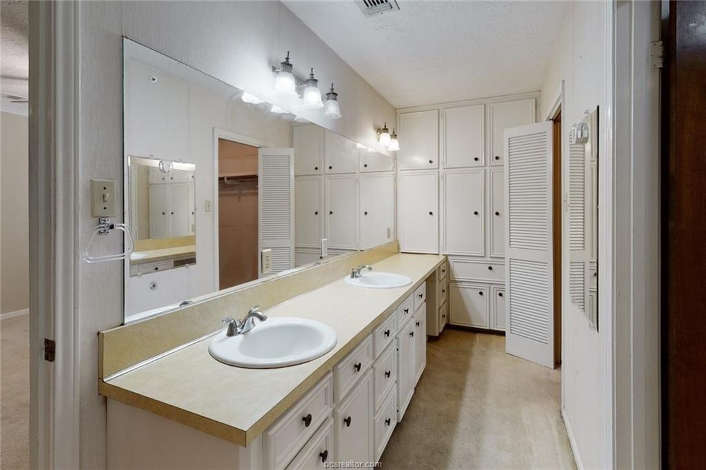 Apple Creek Cir, Bryan, TX 77802