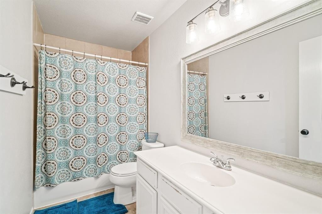 Black Walnut Dr, Lake Dallas, TX 75065