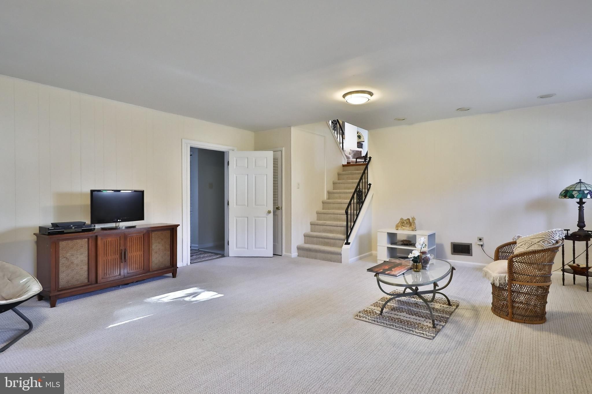 Lindsay Ln, Jenkintown, PA 19046