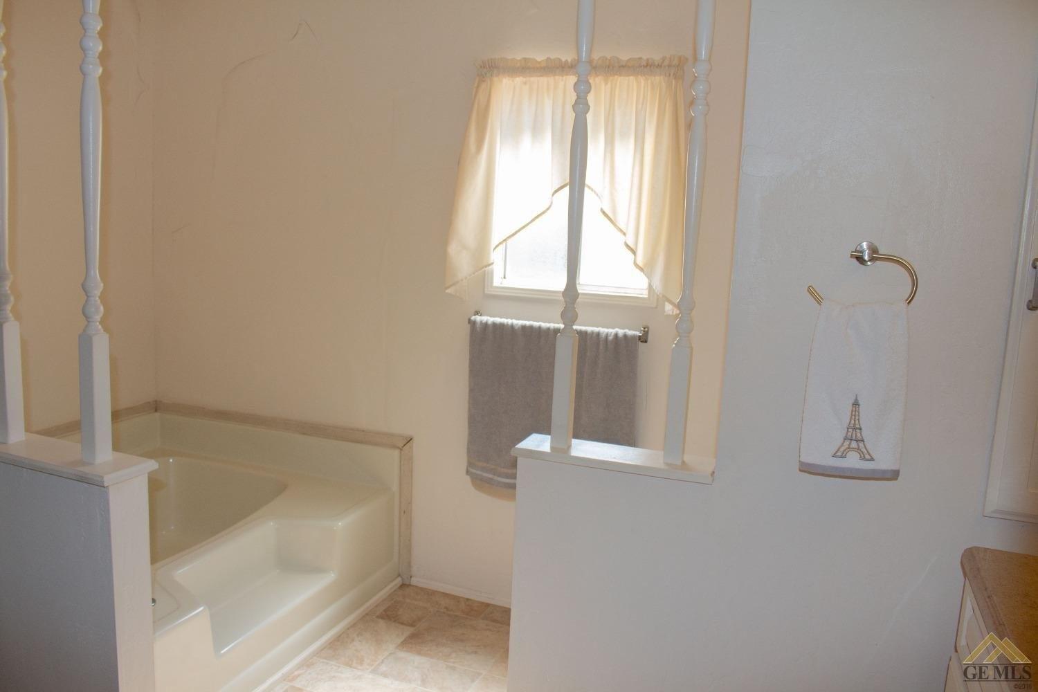Crystal Springs Dr, Bakersfield, CA 93313