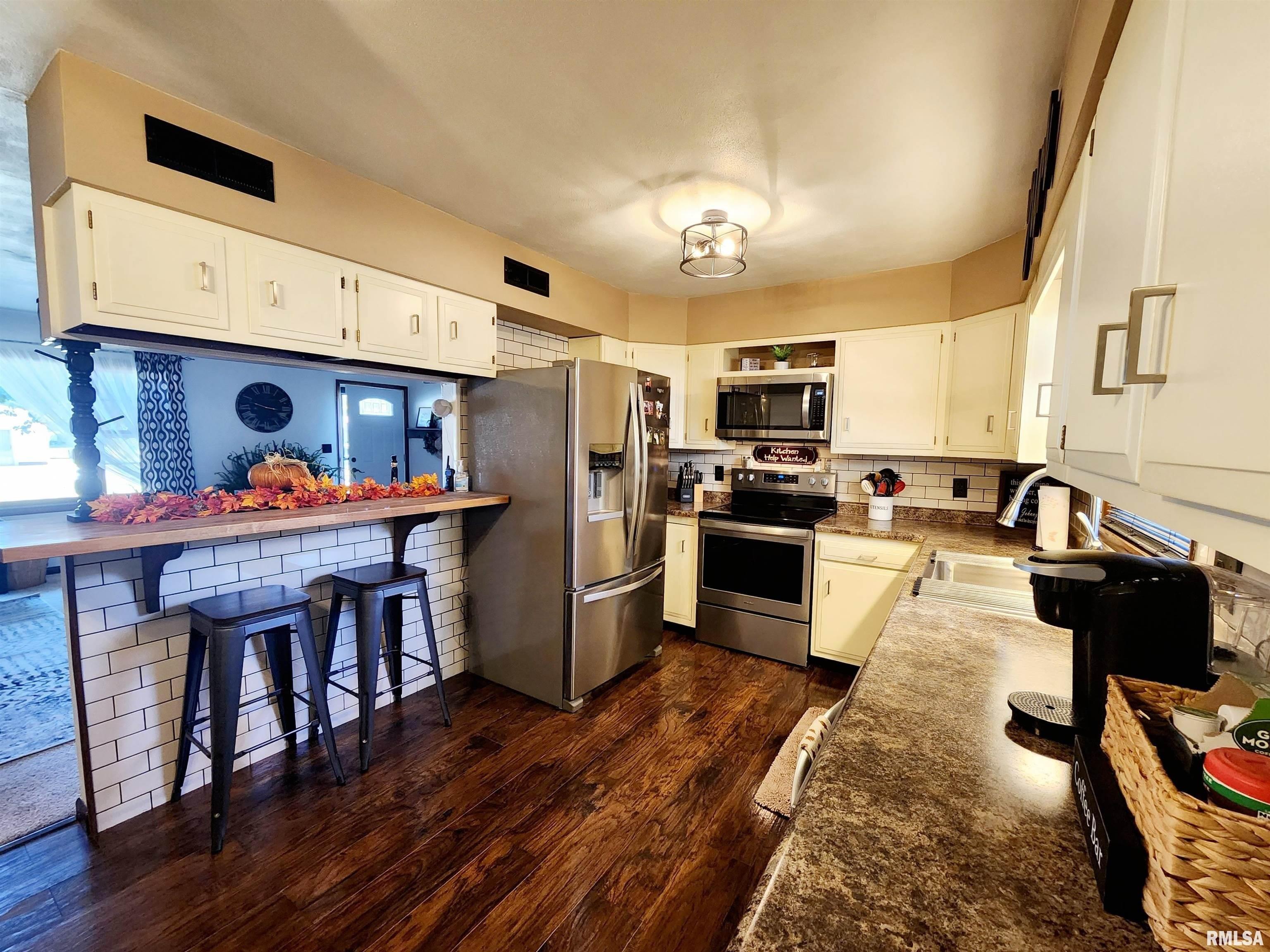 S Forest St, Belle Rive, IL 62810