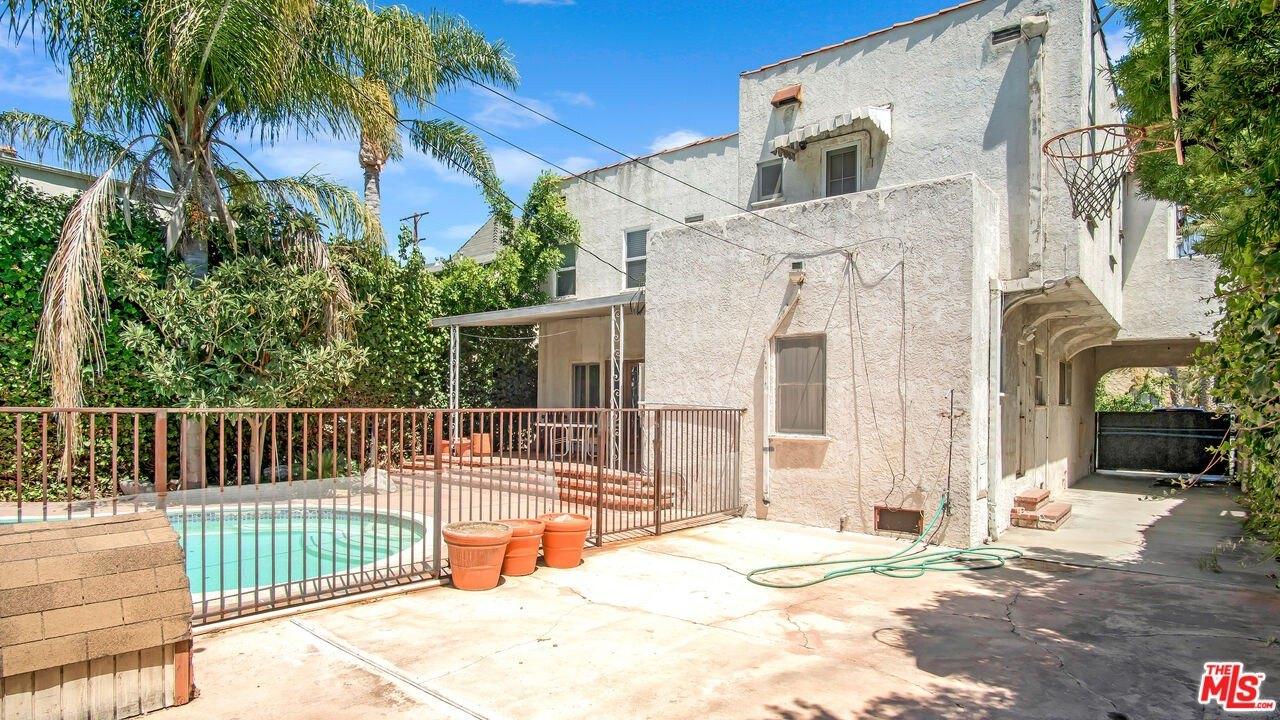 Maryland Dr, Los Angeles, CA 90048