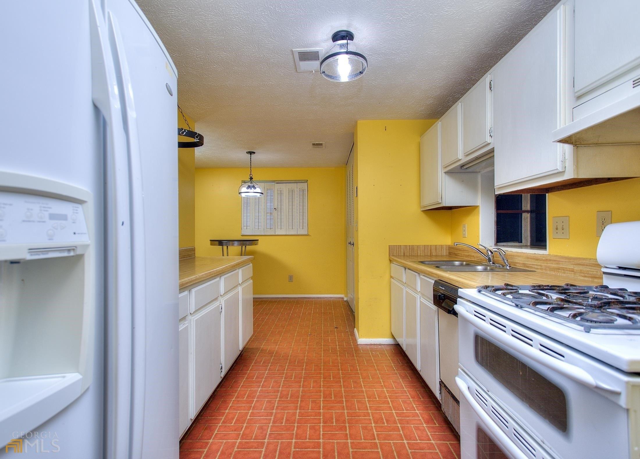Martins Crossing Rd, Stone Mountain, GA 30088