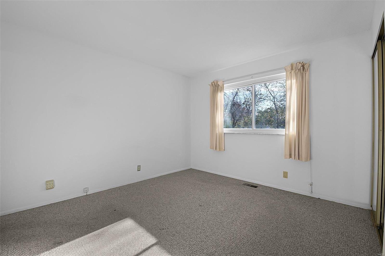 Queen Ann Dr, Hazelwood, MO 63042