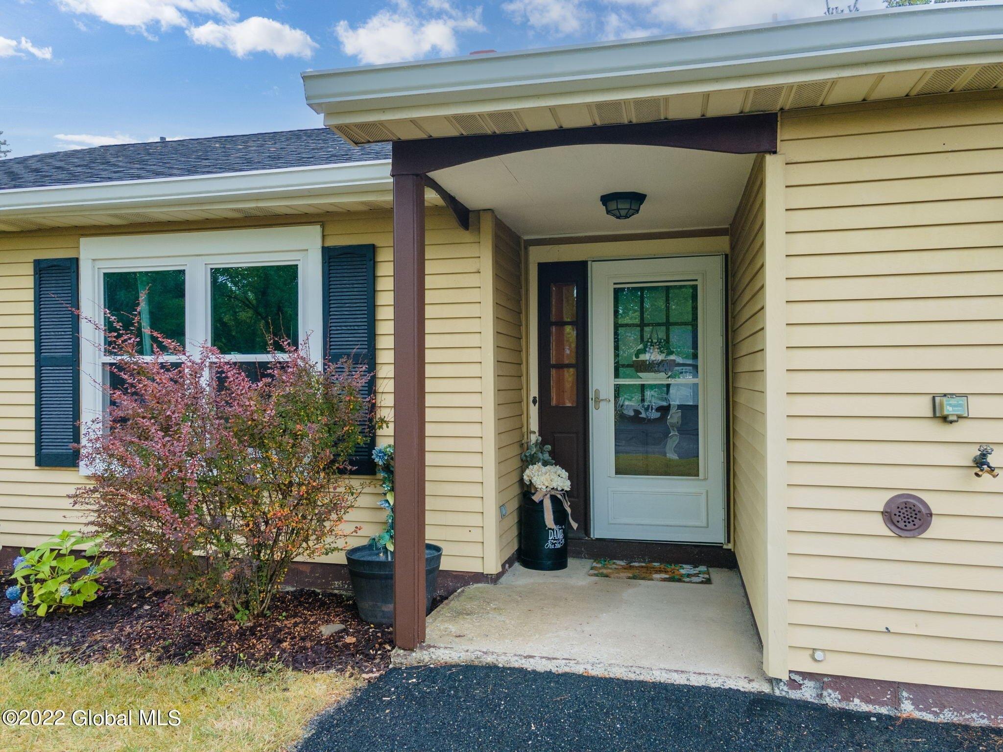 Willowbrook Ln, Cohoes, NY 12047