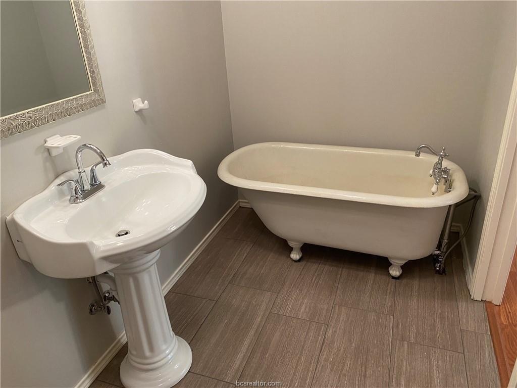 Ballylough Ln, College Station, TX 77845