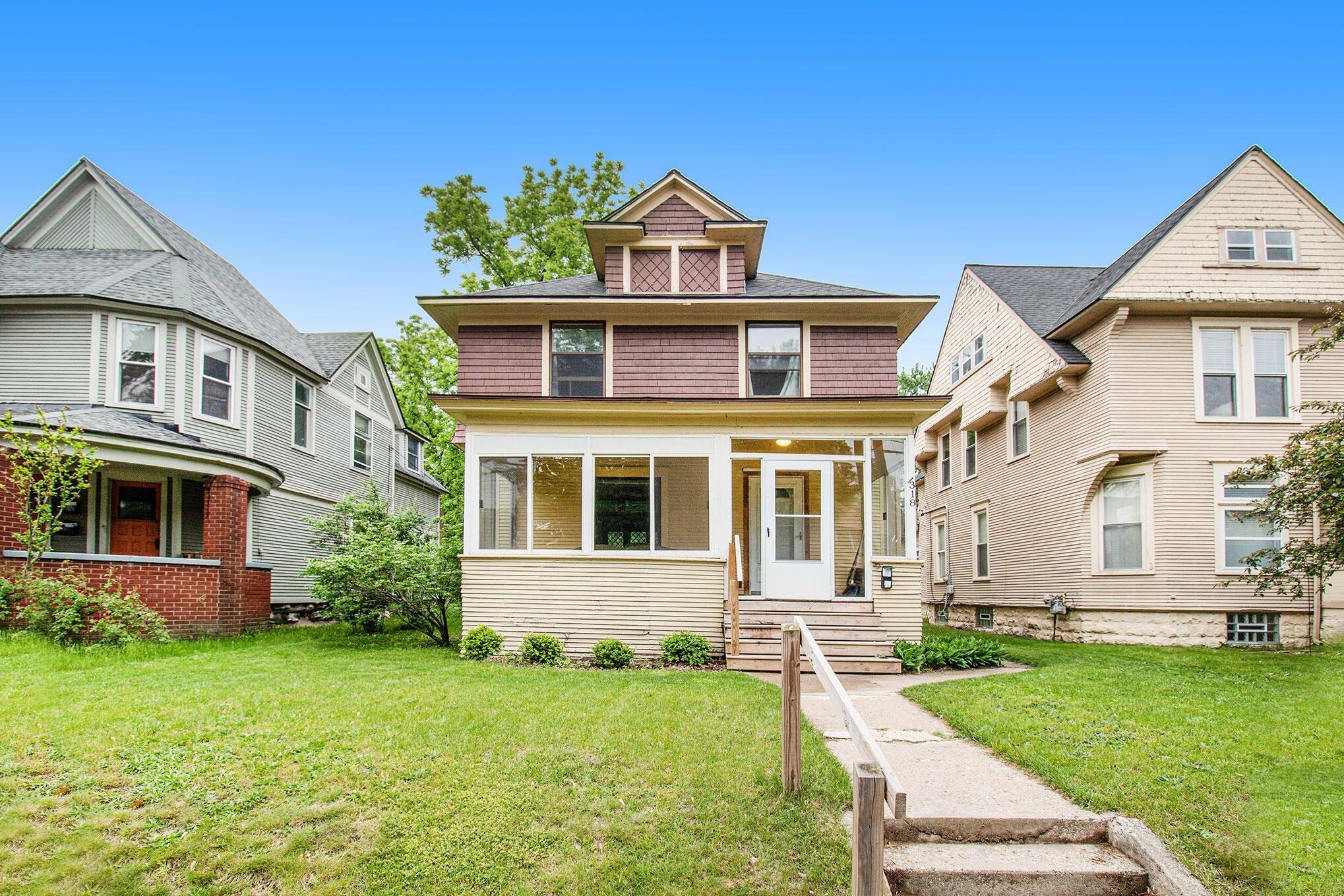 Wealthy St Se, Grand Rapids, MI 49506