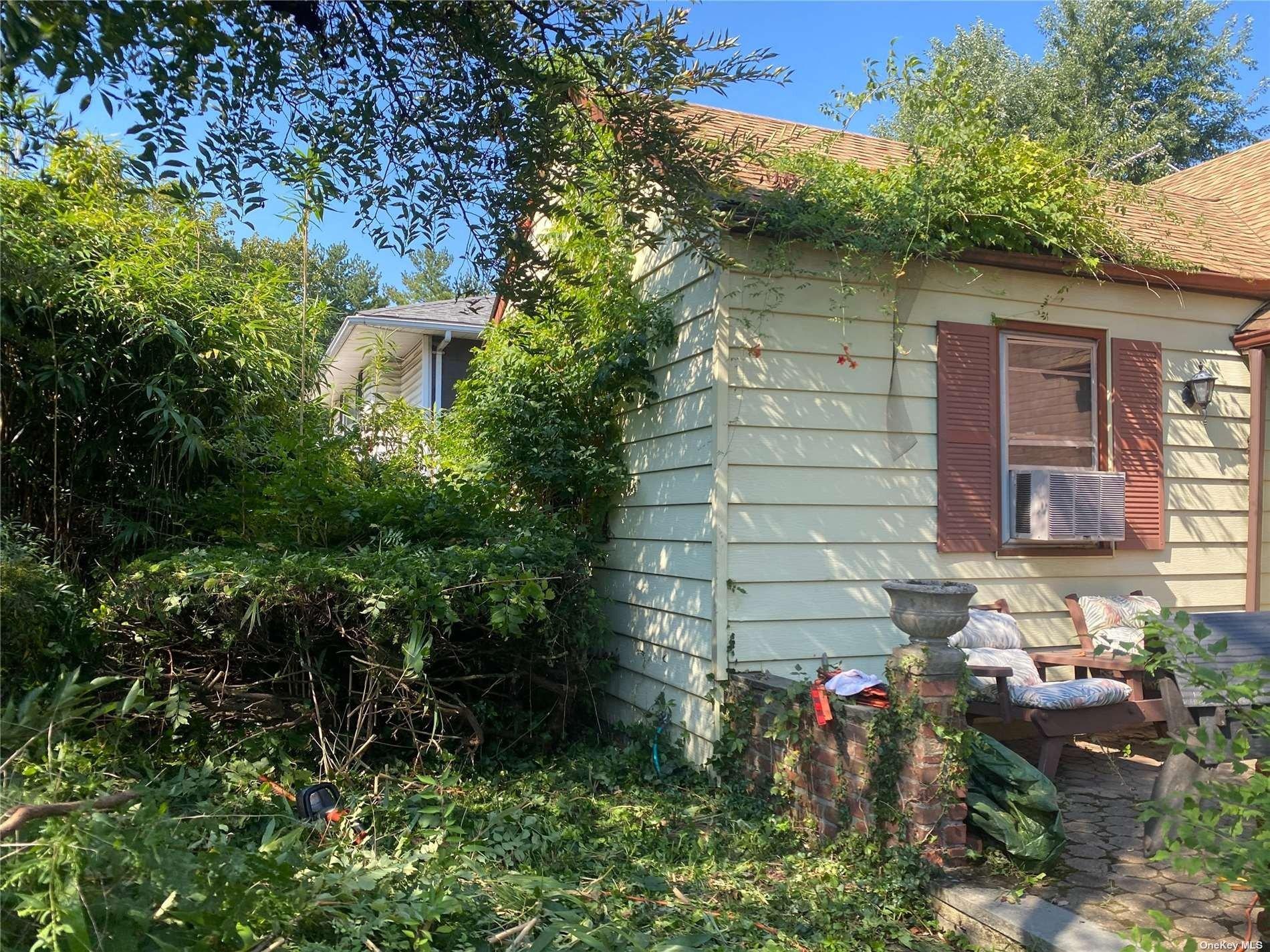 Garfield Pl, Roslyn Heights, NY 11577