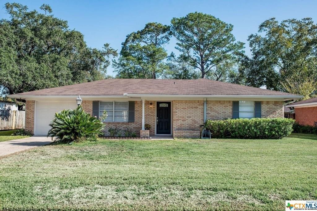Suzanne St, Edna, TX 77957