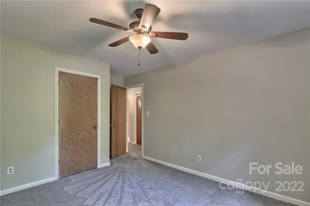 Pineborough Rd, Charlotte, NC 28212