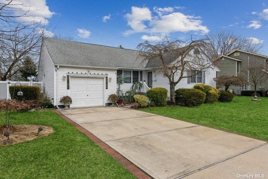 S 15th St, Lindenhurst, NY 11757