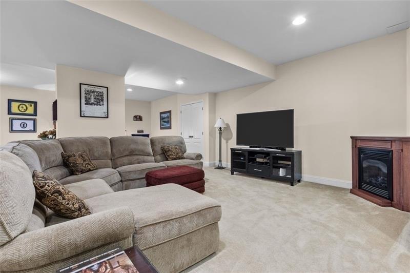 Flynn Dr, Coraopolis, PA 15108