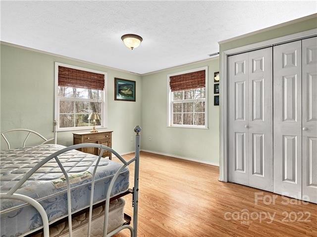 Lacey Ln, Hendersonville, NC 28739