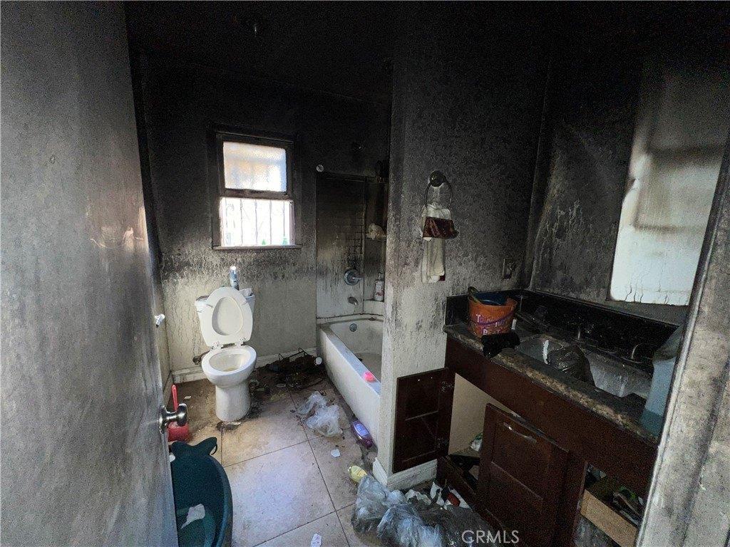 W 84th St, Los Angeles, CA 90044