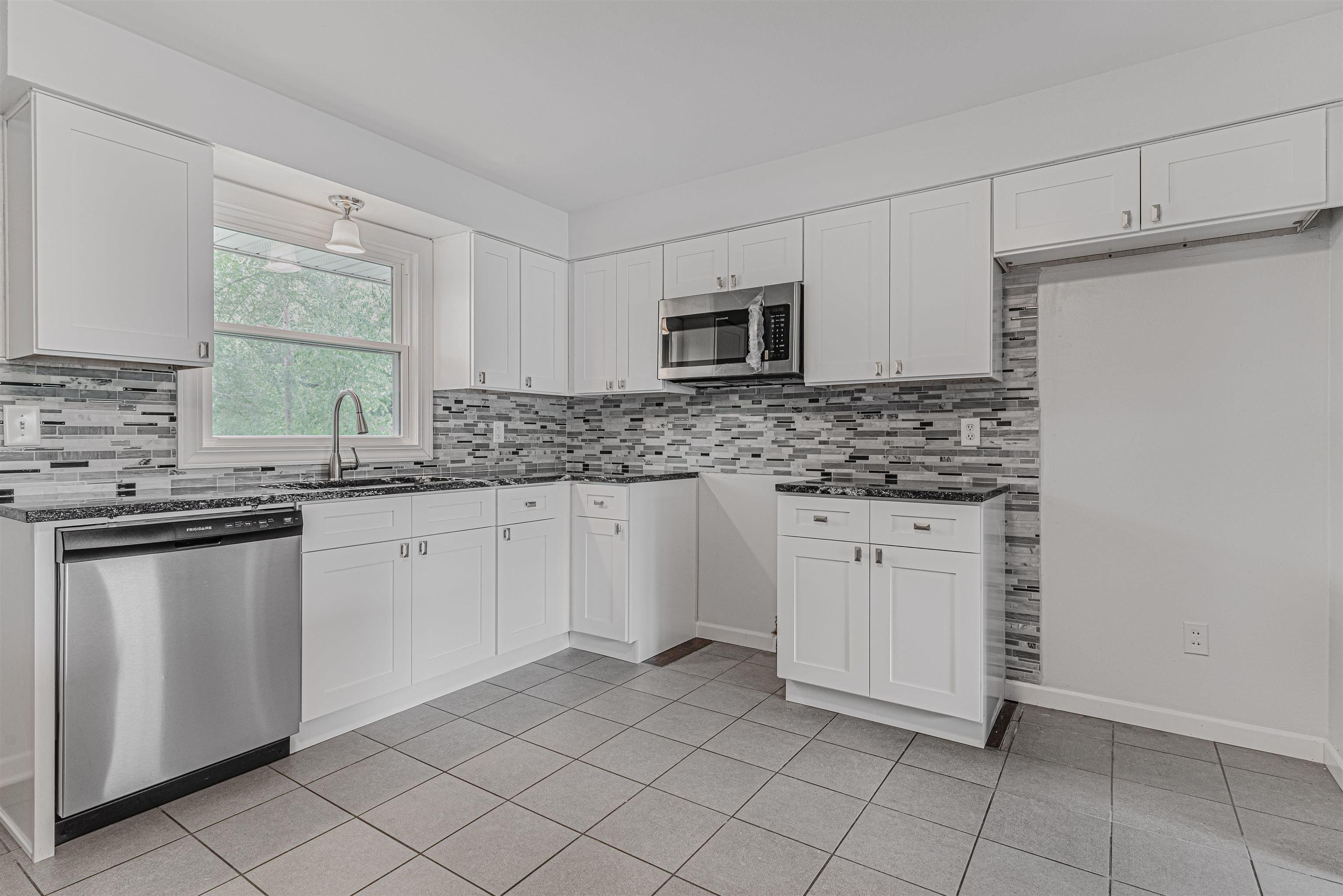 Plymouth Pl, Machesney Park, IL 61115